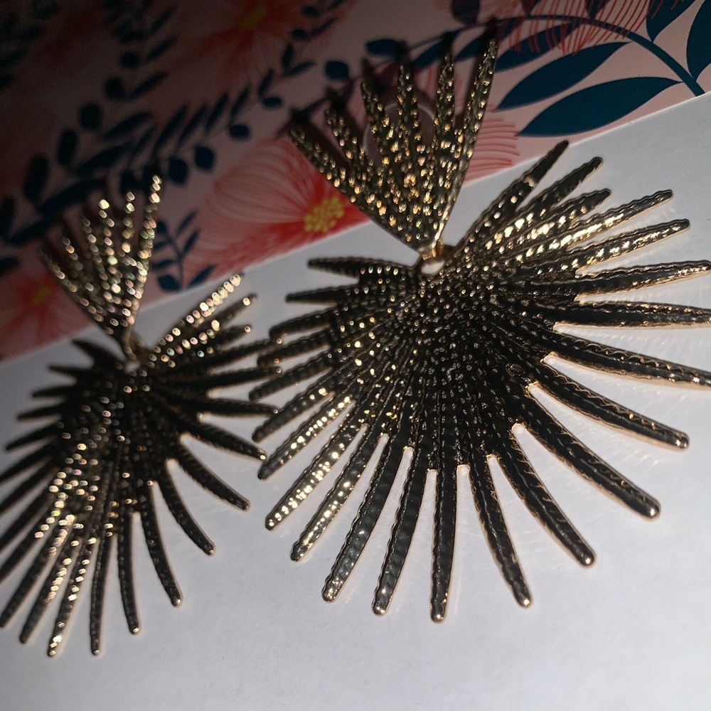 Elegant Gold Earrings - Picture 3 of 5